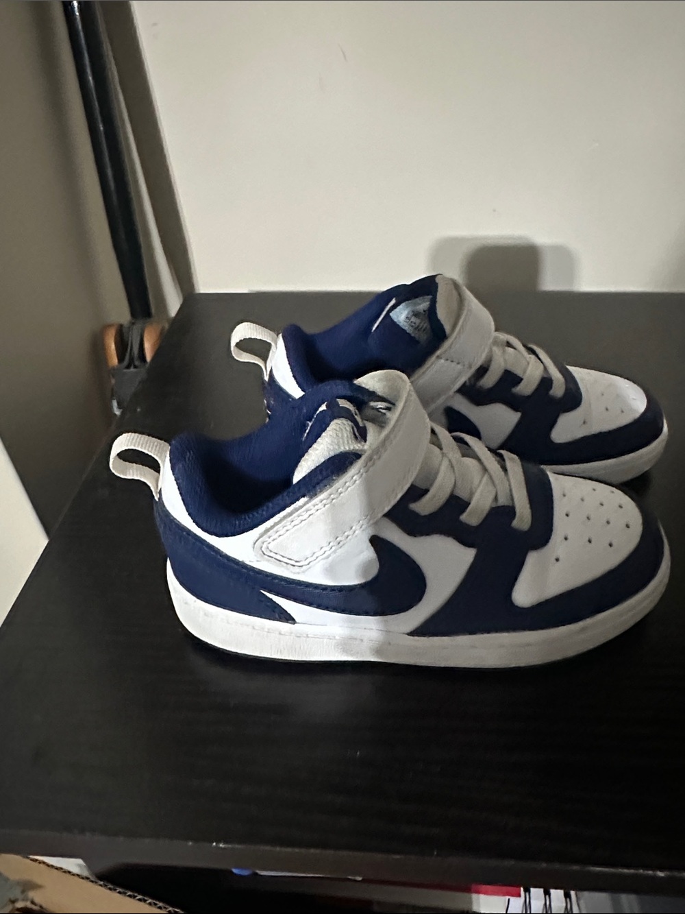 Nike Kids White and Navy Low-Top Sneakers with Hook Strap